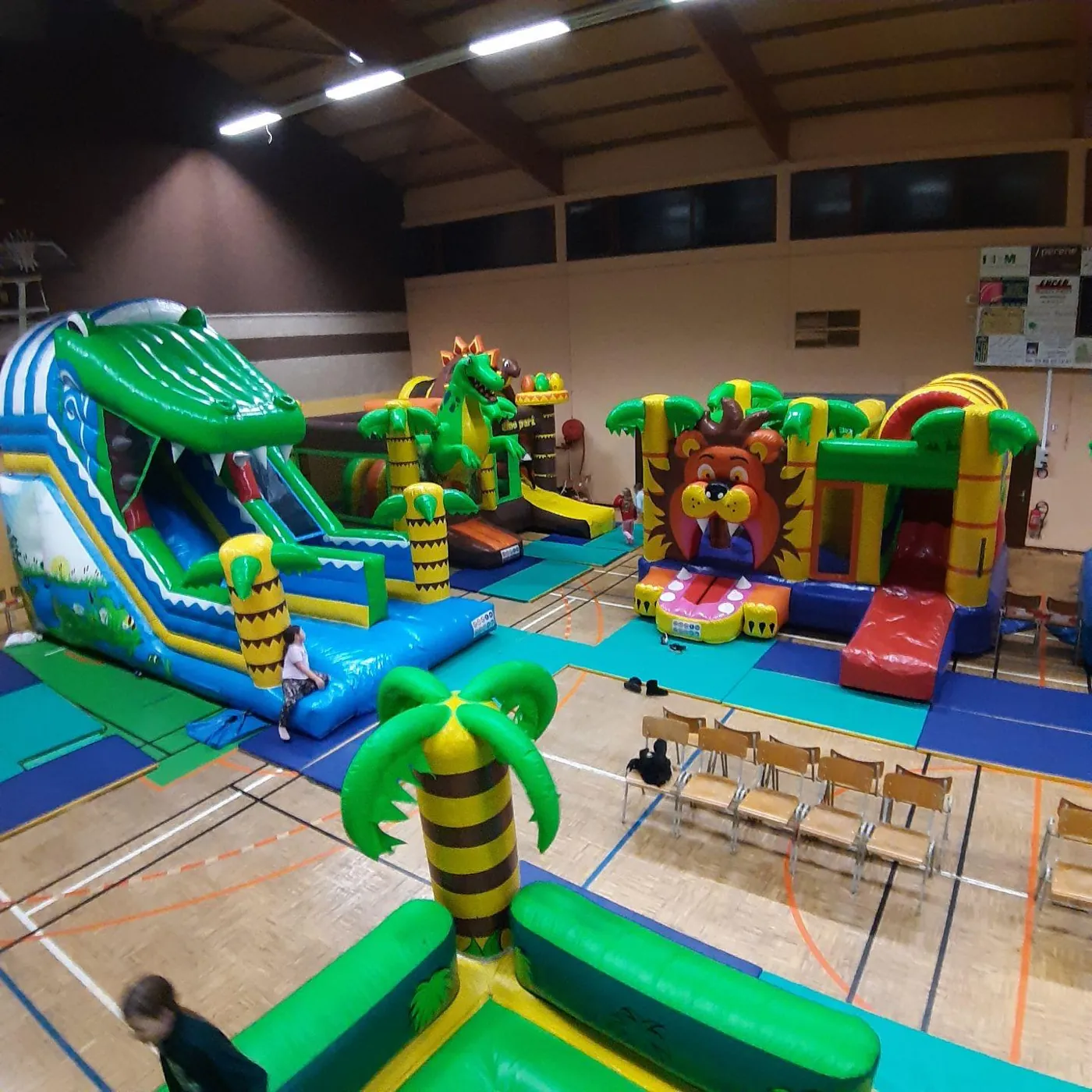 Parc de structures gonflables Funny Gonfle installé dans une salle des fêtes du Haut-Rhin