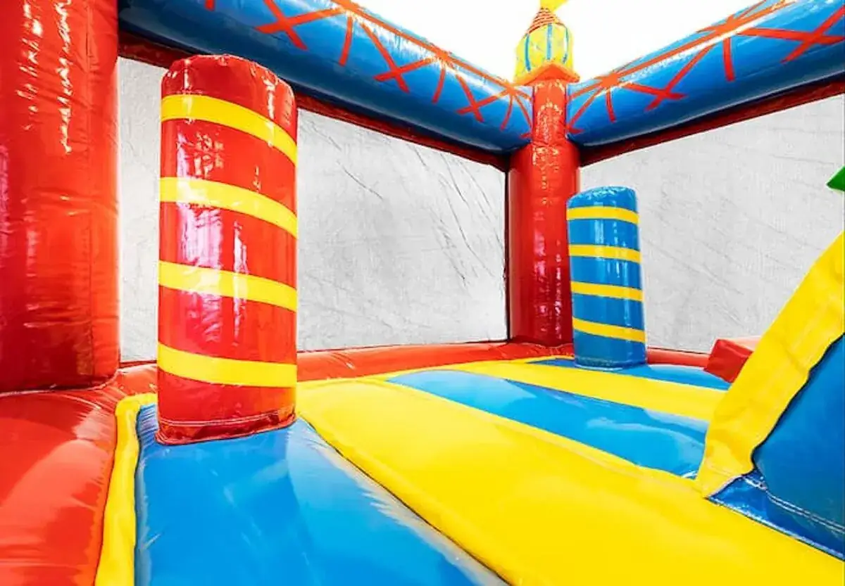 Petit château gonflable Mini Bounce thème cirque pour tout-petits, en location dans le Haut-Rhin — vignette 4