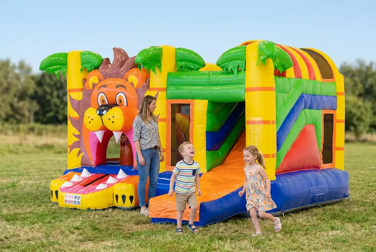 Château gonflable Lion de 3 m de haut avec deux enfants et un adulte à côté pour comparer la taille réelle