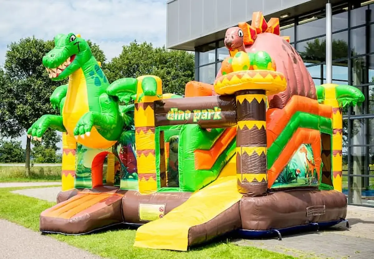 Château gonflable Dinoworld thème dinosaures avec toboggan, en location dans le Haut-Rhin — vignette 2