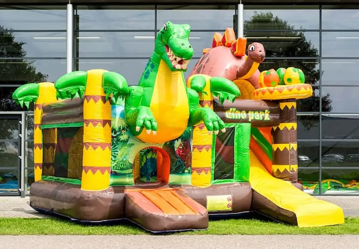Château gonflable Dinoworld thème dinosaures avec toboggan, en location dans le Haut-Rhin — vignette 3