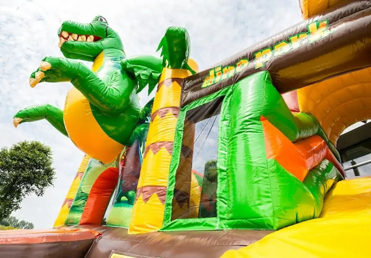 Château gonflable Dinoworld thème dinosaures avec toboggan, en location dans le Haut-Rhin — vignette 4
