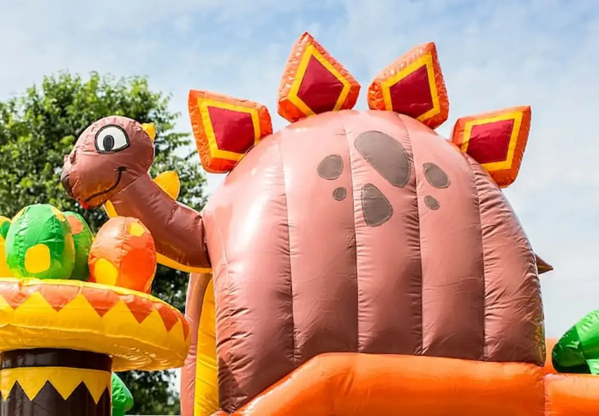 Château gonflable Dinoworld thème dinosaures avec toboggan, en location dans le Haut-Rhin — vignette 5