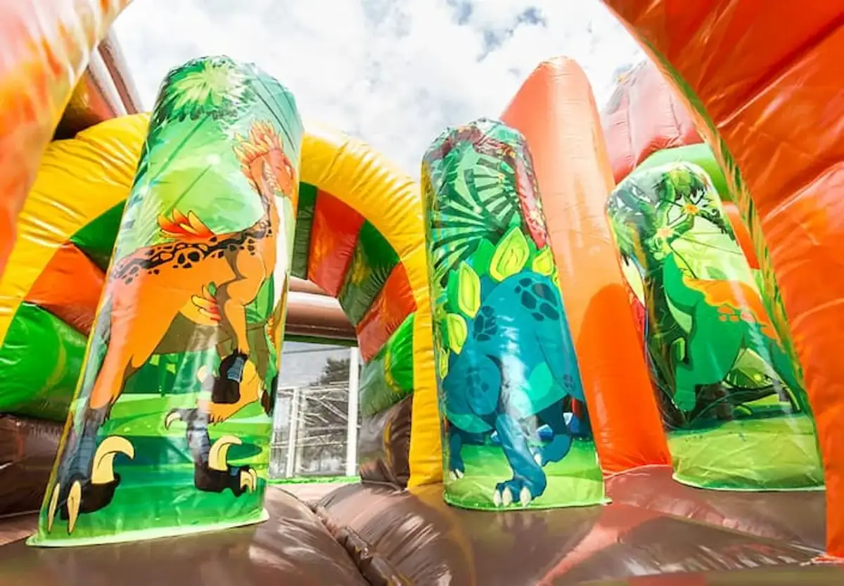 Château gonflable Dinoworld thème dinosaures avec toboggan, en location dans le Haut-Rhin — vignette 6