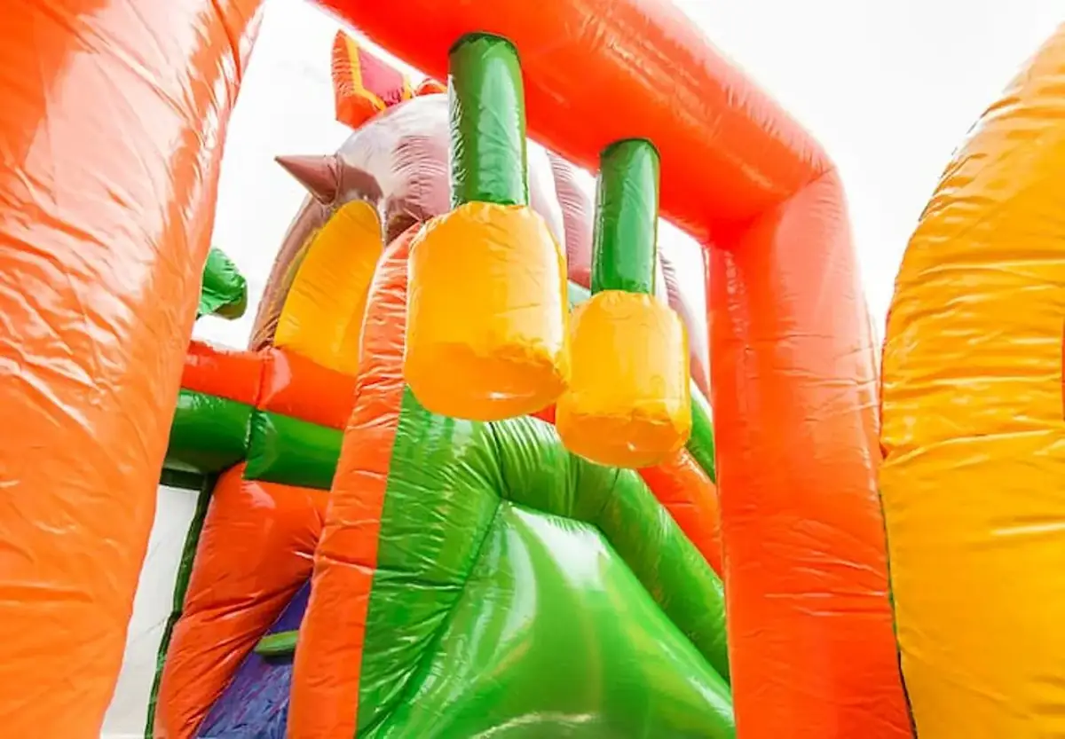 Château gonflable Dinoworld thème dinosaures avec toboggan, en location dans le Haut-Rhin — vignette 8