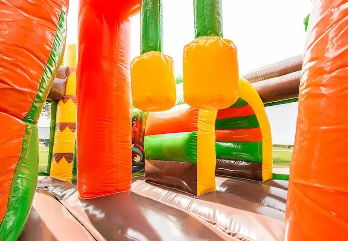 Château gonflable Dinoworld thème dinosaures avec toboggan, en location dans le Haut-Rhin — vignette 9