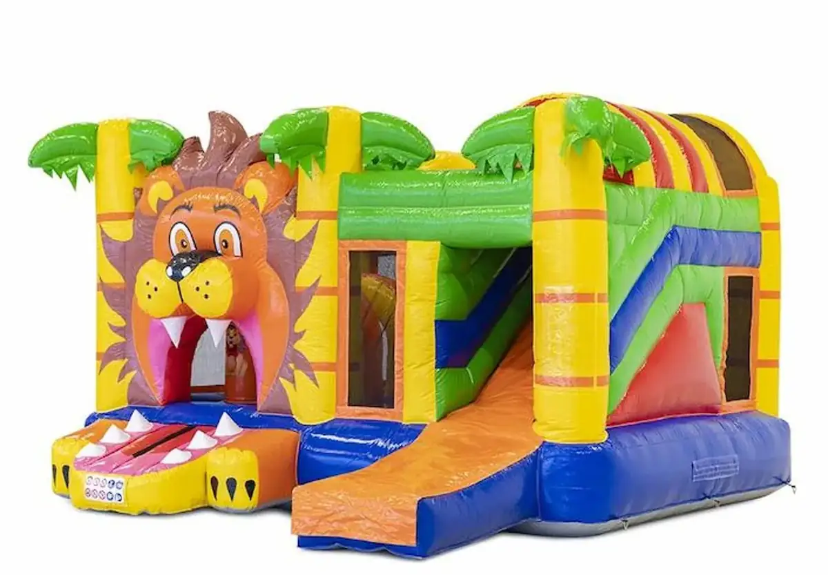 Château gonflable Lion multiactivités avec toboggan en façade, en location dans le Haut-Rhin