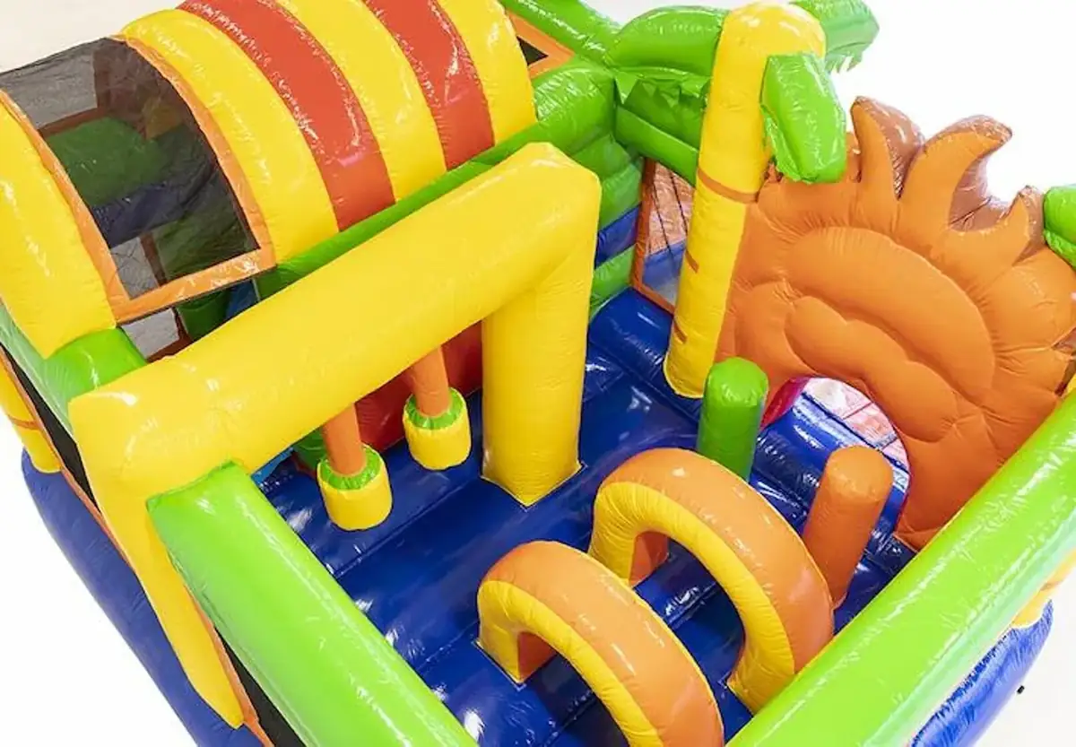 Château gonflable Lion multiactivités avec toboggan en façade, en location dans le Haut-Rhin — vignette 4