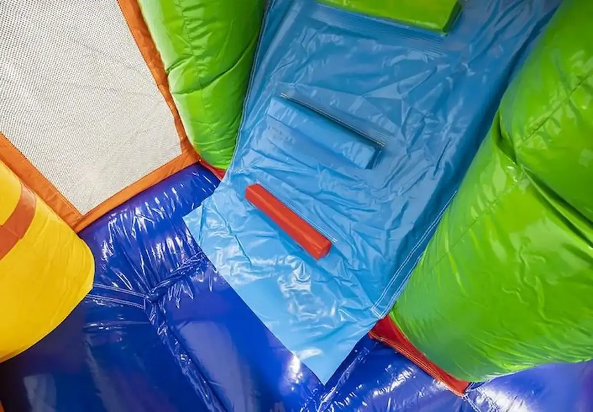Château gonflable Lion multiactivités avec toboggan en façade, en location dans le Haut-Rhin — vignette 7
