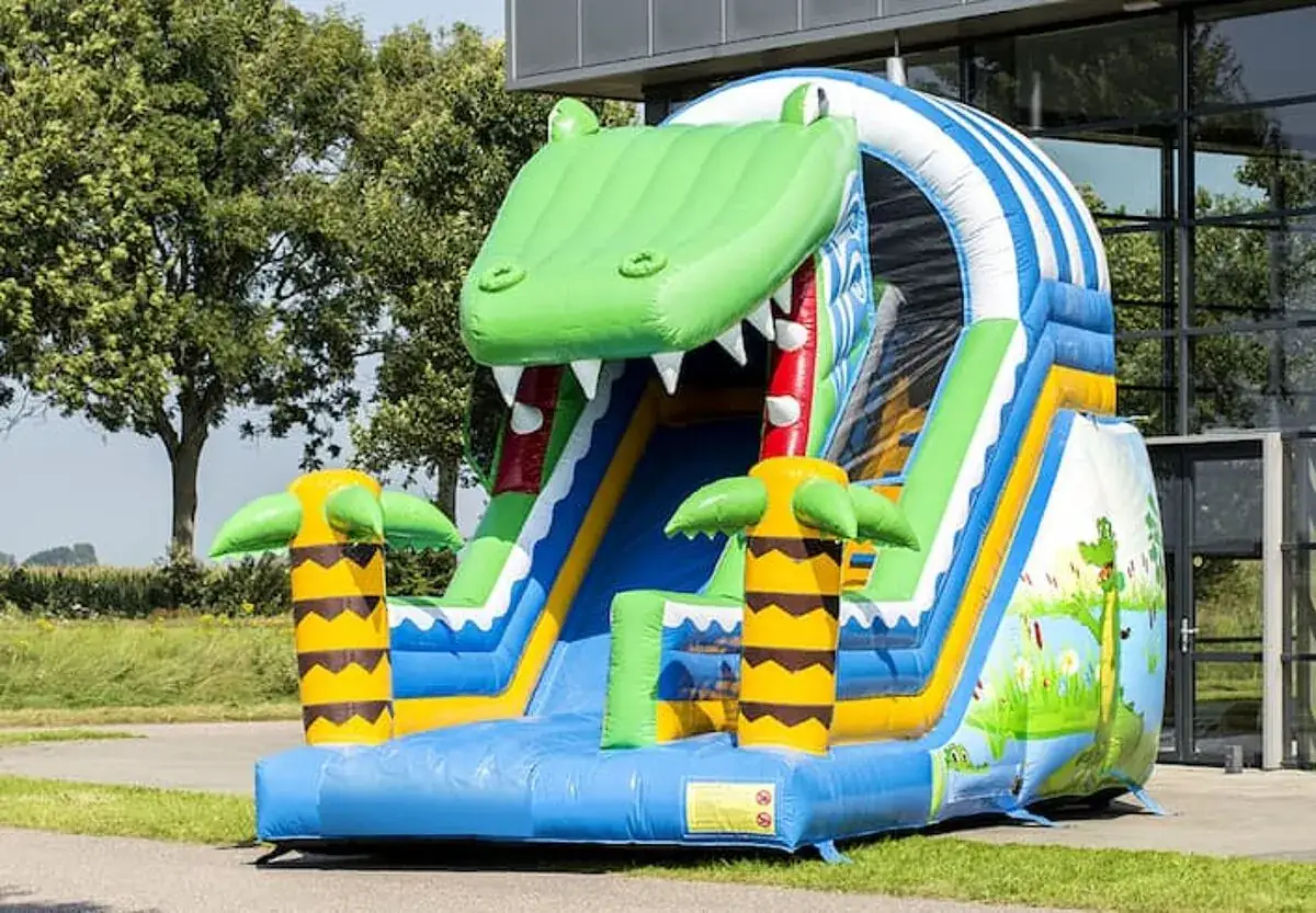 Grand toboggan gonflable Crocodile de 5 m de haut, en location dans le Haut-Rhin — vignette 2