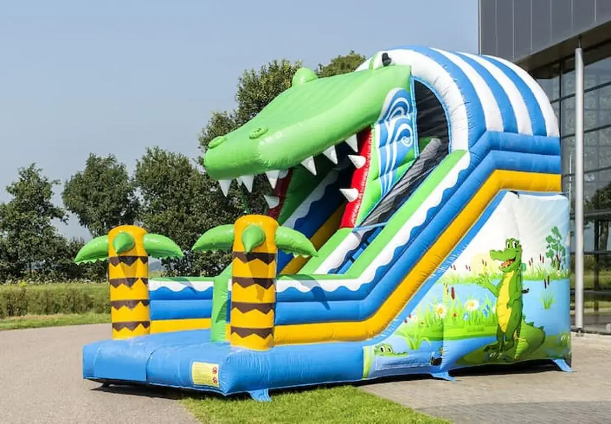 Grand toboggan gonflable Crocodile de 5 m de haut, en location dans le Haut-Rhin — vignette 3