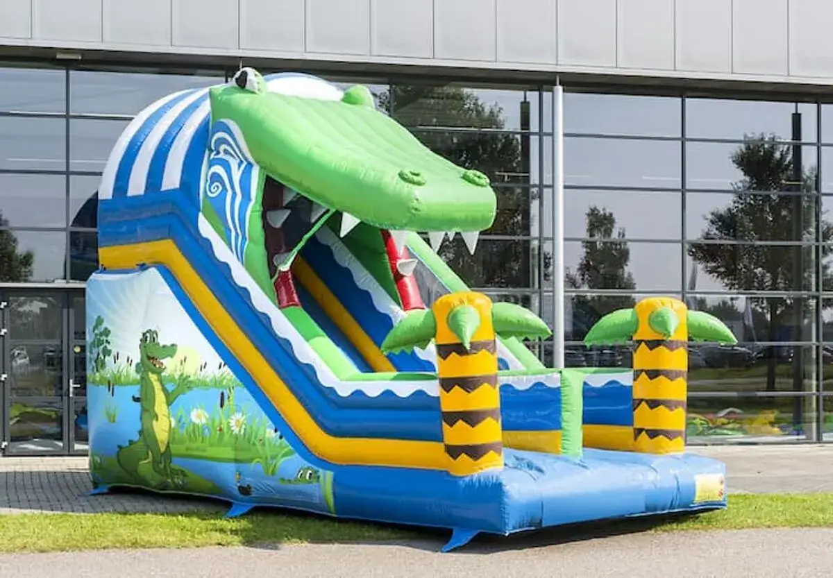Grand toboggan gonflable Crocodile de 5 m de haut, en location dans le Haut-Rhin — vignette 4
