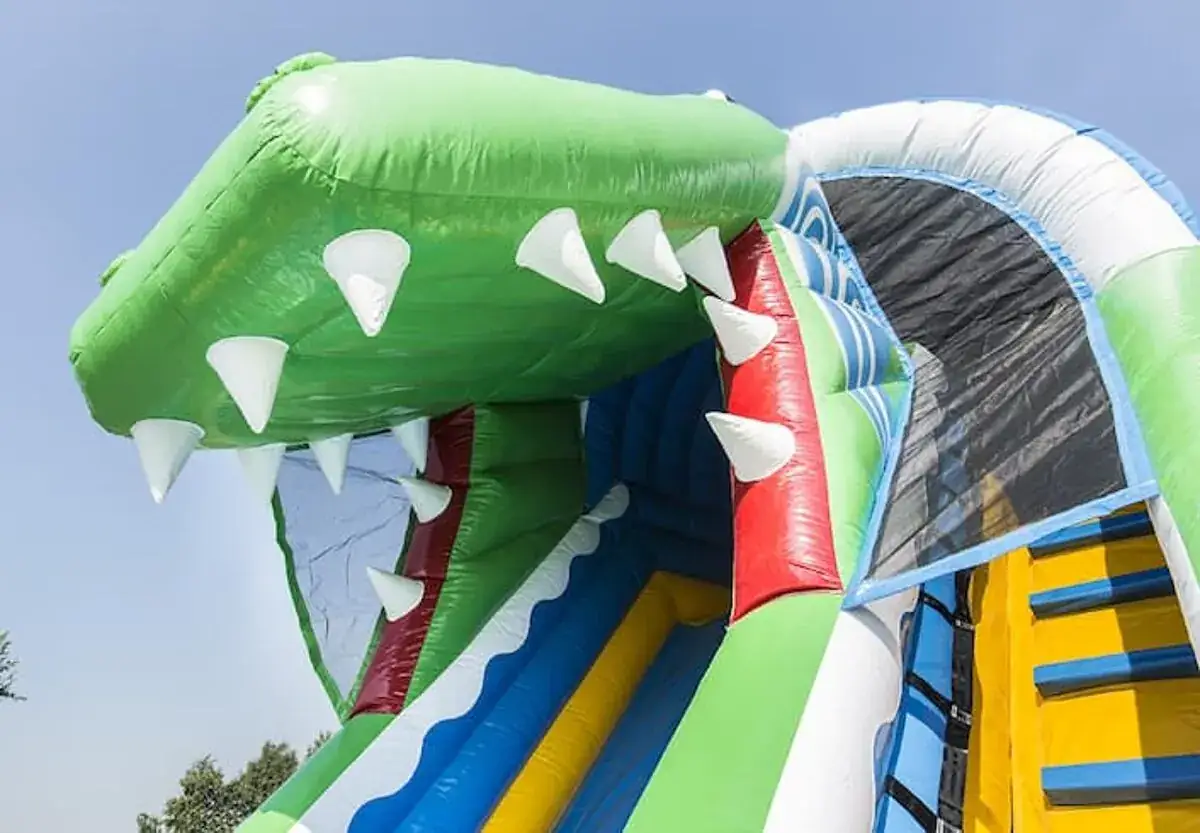 Grand toboggan gonflable Crocodile de 5 m de haut, en location dans le Haut-Rhin — vignette 5