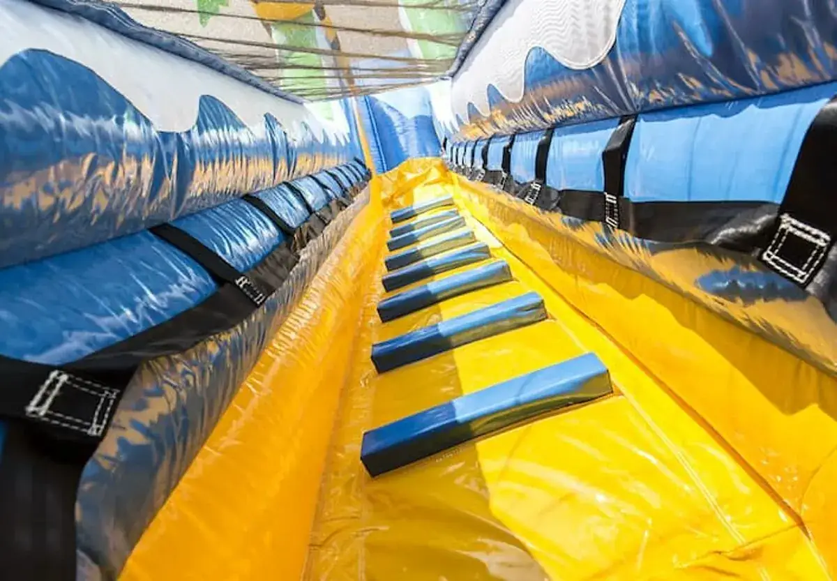 Grand toboggan gonflable Crocodile de 5 m de haut, en location dans le Haut-Rhin — vignette 6