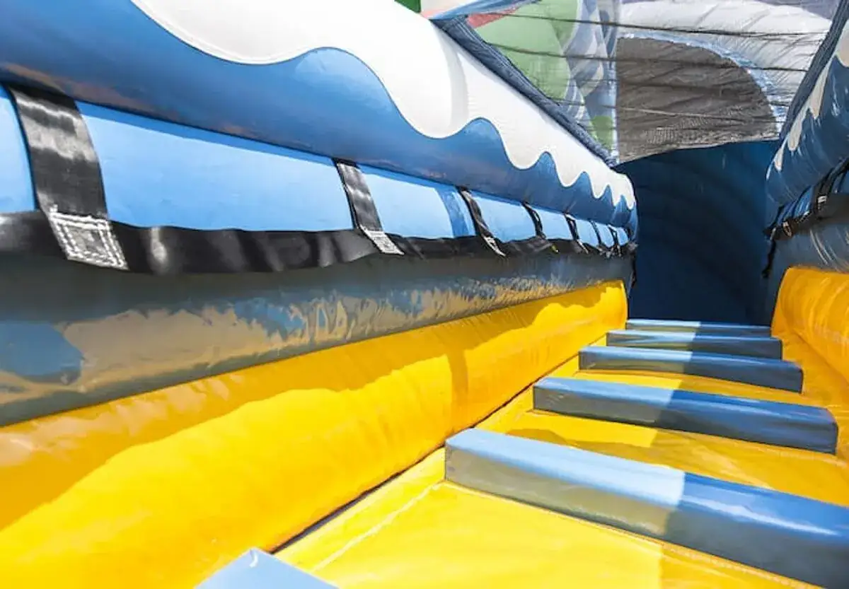 Grand toboggan gonflable Crocodile de 5 m de haut, en location dans le Haut-Rhin — vignette 7