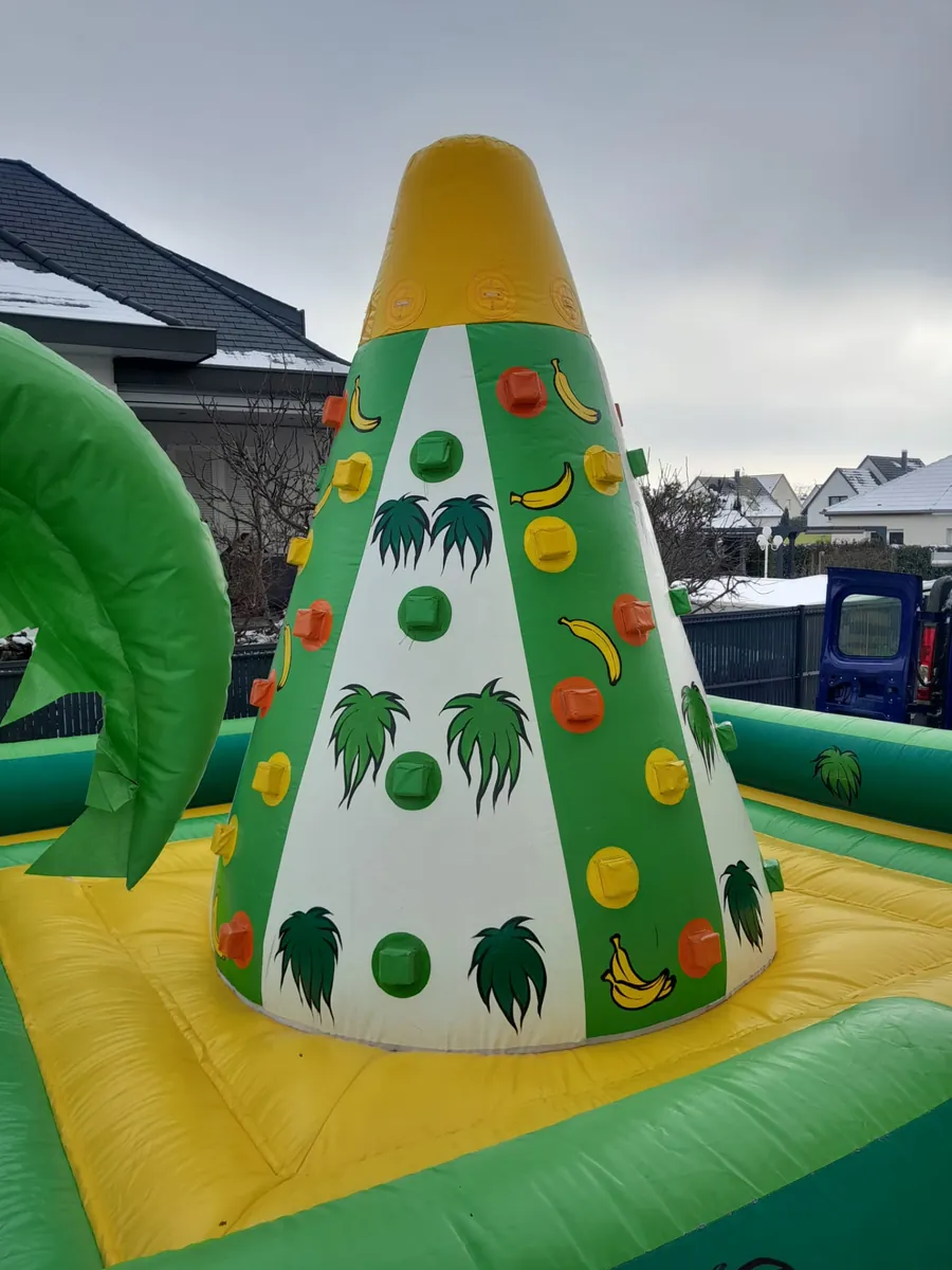 Tour d'escalade gonflable de 5 m avec aire de jeu jungle et palmiers, en location dans le Haut-Rhin — vignette 3