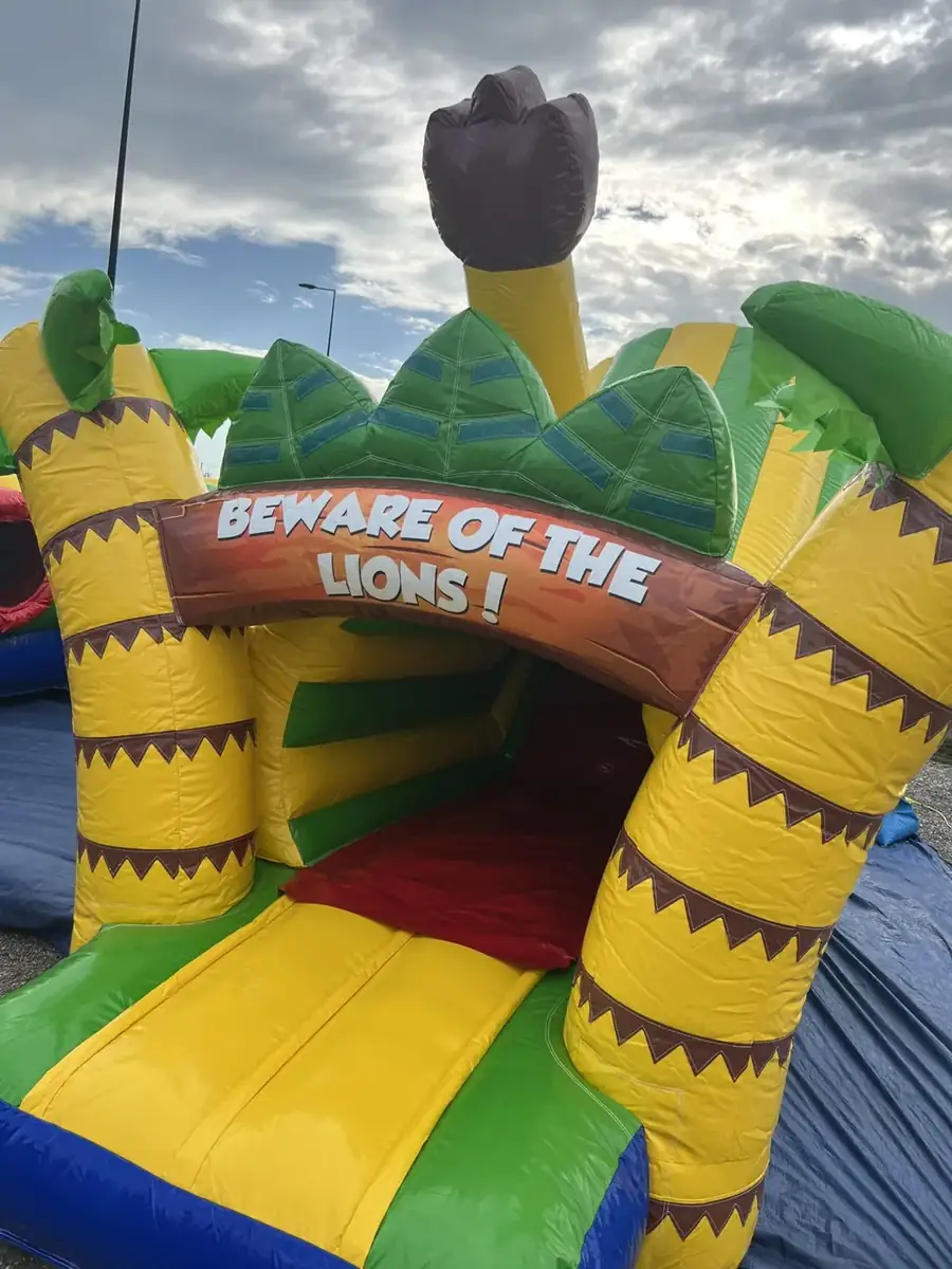 Tunnel gonflable Lion couvert avec parcours d'obstacles, en location dans le Haut-Rhin — vignette 2